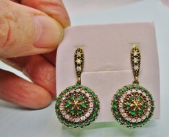 Szép  kézműves ezüst nagy fülbevaló egyenként foglalt zöld és fehér kövekkel