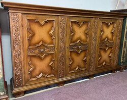 Antik stílusú, faragott nagyméretű szekrény – felújított állapotban