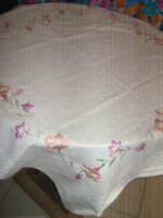 Csodaszép hímzett virágos terítő