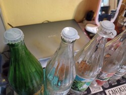 ,sok retro üvegek Márka  stb mától liciten .Több száz Aukció és Akció