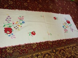Hagyományos magyar kalocsai hímzéssel díszített asztalterítő vagy futó.