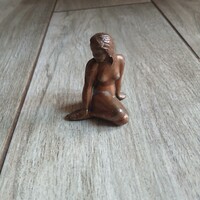 Bronzírozott fém női akt szobrocska (5,7x5x3,5 cm)
