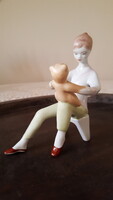 Aquincumi porcelán kislány macival