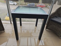 Szétnyitható szürke, üveges kerti asztal