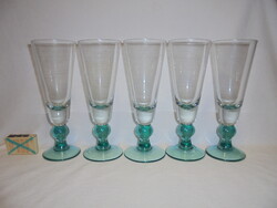 Öt darab régi, kékes zöld színátmenetes, vastag falú talpas pohár - együtt - 21,5 cm magasak