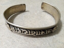 Karperec-héber felirattal.