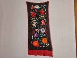 Magyaros kalocsai mintás textil falidísz / falvédő virág mintás kézi hímzéssel