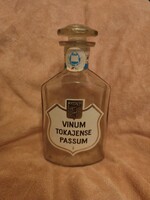 Tokaji boros palack. Kádár címeres nyakcimkével.