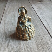 Szép antik réz kisasszony csengő (8,5x5,8x4,9 cm)