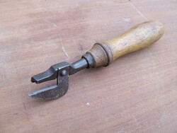 Régi konyhai eszköz konzervnyitó