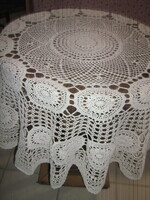 Gyönyörű fehér kézzel horgolt kerek kézimunka terítő