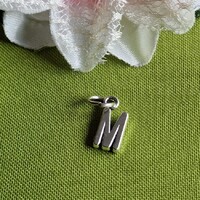 MED55 - Ezüst színű M betű medál 8x16mm