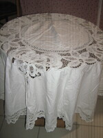 Csodaszép varrt csipkés hímzett riselt kerek fehér terítő