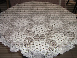 Csodaszép horgolt hófehér kerek virágcsipkés terítő