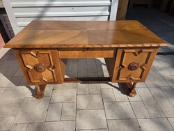 Eladó egy fiókos , polcos KOLONIÁL íróasztal.  Bútor nagyon szép állapotú, hibátlan.