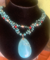 TÜRKIZ,KORALL TENYÉSZTETT GYÖNGYÖKből kézmüves üveggyöngyökkel NYAKÉK