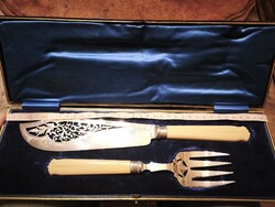 1930-as évekből származó nagy angol szervírozóeszköz-pár eredeti dobozában