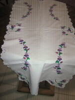 Gyönyörű ibolyás hímzett riselt terítő