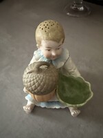 Porcelán figurális fűszertartó