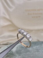 Arany sorköves gyűrű magas foglalatban 5 nagy brillel