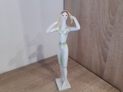 Hollóházi porcelán sálas nő.