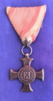 Ferenc József vas érdemkereszt 1916. Eredeti szalagján. Jó állapotban.