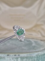 Fehérarany koktélgyűrű smaragddal és brillekkel