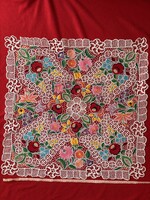 Riselt kalocsai hímzett terítő