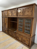 Koloniál szekrénysor jó állapotban eladó.