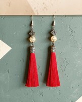 Új, handmade piros színű selyembojtos fülbevaló roppantott hegyikristály ásványgyönggyel