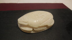 Scarabeus bogár ,  alabástromból , 8 x 5,2 cm