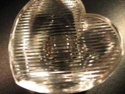 Szív alakú, bordás aljú üveg gyertyatartó