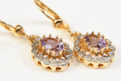 Arany 14 karátos fülbevaló gyémántokkal ametiszt kővel