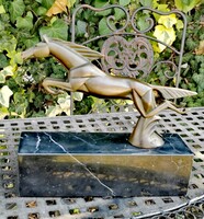 Art Deco elegancia: Dinamikus ugró ló