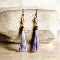 Új, handmade lila színű selyembojtos fülbevaló roppantott hegyikristály ásványgyönggyel