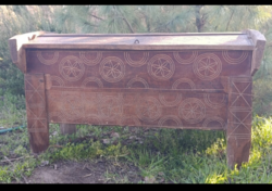 Erdélyi tömör ácsolt bükkfa láda szuszék vésett mintával