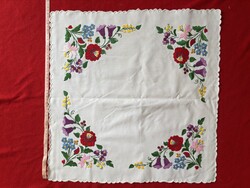 Kalocsai hímzett terítő