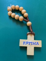 Fából készült,10+ 1 szemes mini rózsafűzér,kereszttel,Fatima felirattal. Utazási emlék.