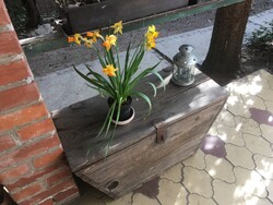 Régi hintó - szekér fa láda vas verettel a padlásról