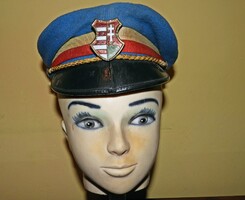 Régi diáksapka iskolai sapka jelvénnyel