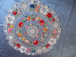 Kerek riselt, hímzett terítő