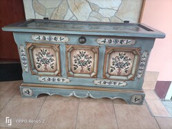 Eladó Voglauer Anno 1700 ruhásláda – altblau színben