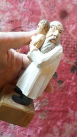 Kb 14,5 cm-es , kézzel faragott és festett , vicces szobor / doktor bácsi