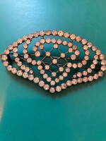 Nagyon szép, csillogó,alkalmi hajcsat. Tele strassz kövekkel. Mérete: 9x4 cm