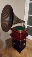 Antik hatalmas tölcséres gramofon