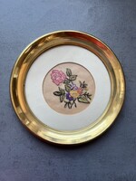 Antik kis fali kép, apró tűgobelin kézimunkával kerek sárga réz keretben