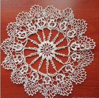 Kerek horgolt kisterítő