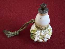 Antik álomszép porcelán parfümtartó eredeti dugó, kidomborodó virág csokorral.