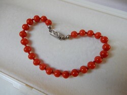 Piros nemes korall gyöngyös karkötő cizellált díszítésű, ezüst kapoccsal