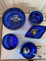 Kobaltkék üvegbetéttel díszített tálkák,tálaló elemek,tartók. 5 különböző darab.Áttört fém tartóval.